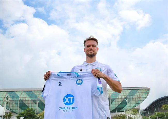 Hình ảnh nhân viên hỗ trợ khách hàng 24/7